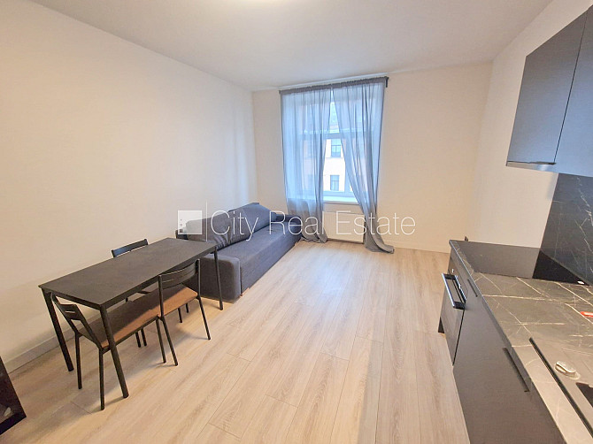 Фасадный дом, реновированный дом, территория обнесена забором, вход с улицы, лифт, Рига - изображение 17