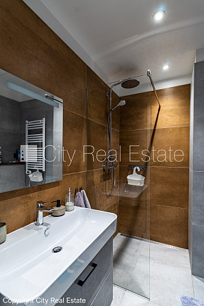 Фасадный дом, реновированный дом, территория обнесена забором, вход с улицы, лифт, Рига - изображение 8