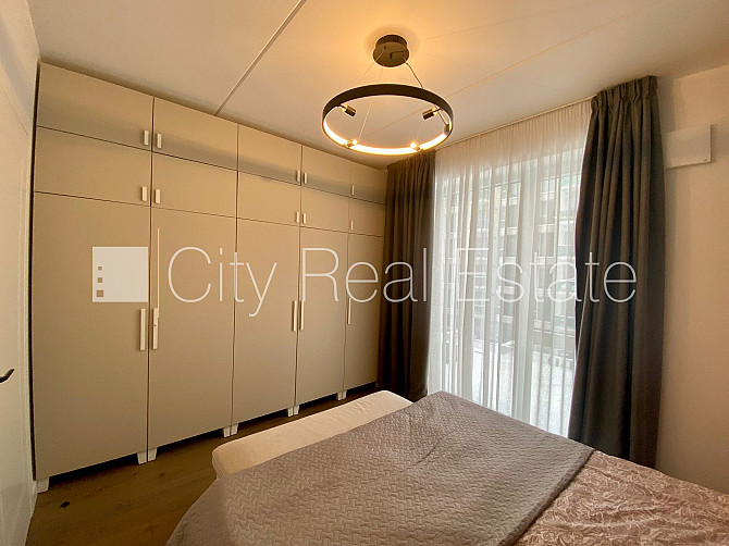 Фасадный дом, реновированный дом, территория обнесена забором, вход с улицы, лифт, Рига - изображение 7