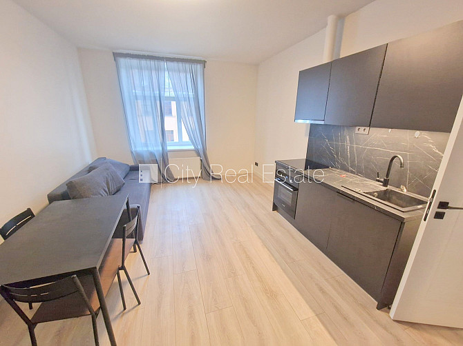 Фасадный дом, реновированный дом, территория обнесена забором, вход с улицы, лифт, Рига - изображение 14