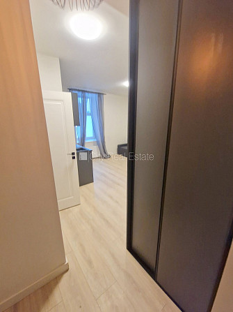 Фасадный дом, реновированный дом, закрытый двор, вход с улицы, лифт, лестничная Рига - изображение 11