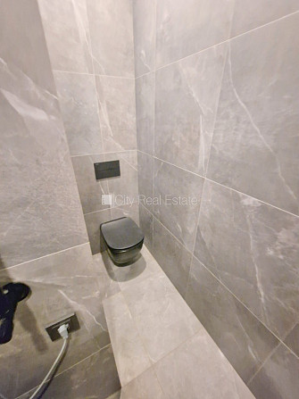 Фасадный дом, реновированный дом, закрытый двор, вход с улицы, лифт, лестничная Рига - изображение 10