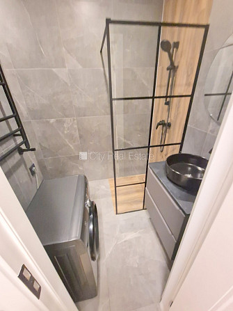 Фасадный дом, реновированный дом, закрытый двор, вход с улицы, лифт, лестничная Рига - изображение 9