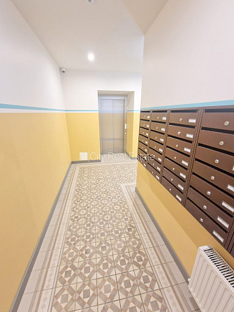 Фасадный дом, реновированный дом, закрытый двор, вход с улицы, лифт, лестничная Рига - изображение 12