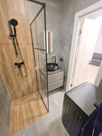 Фасадный дом, реновированный дом, закрытый двор, вход с улицы, лифт, лестничная Рига - изображение 8