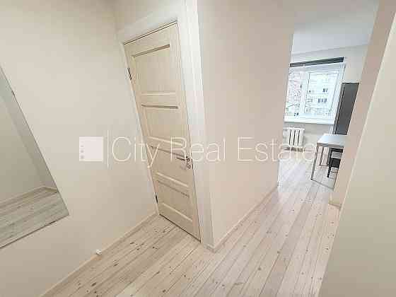 Зеленая территория, бесплатная стоянка во дворе, лестничная клетка после Рига