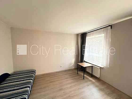 Дом во дворе, благоустроенная озеленённая территория, места для нескольких Рига