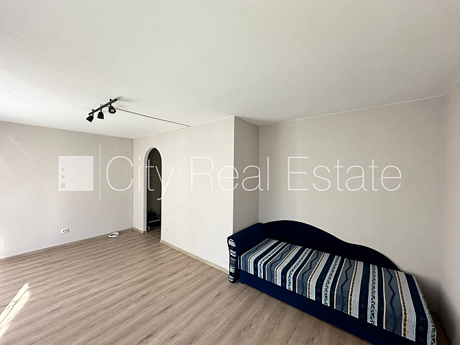 Дом во дворе, благоустроенная озеленённая территория, места для нескольких Рига - изображение 4