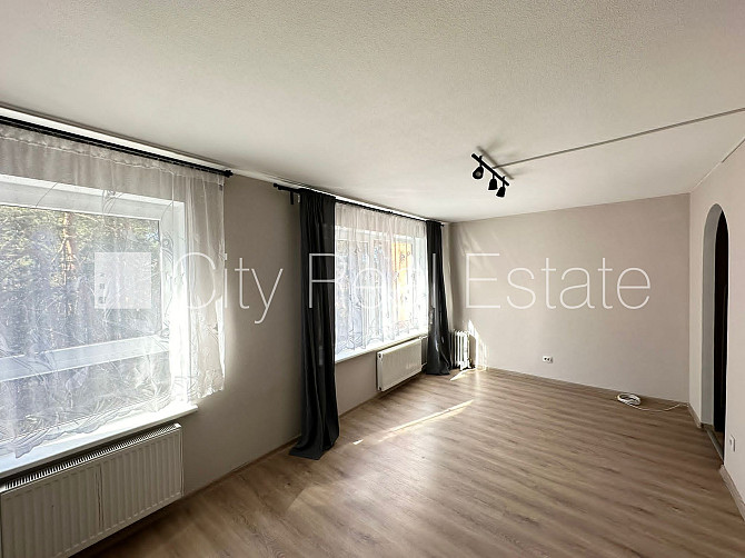 Дом во дворе, благоустроенная озеленённая территория, места для нескольких Рига - изображение 2