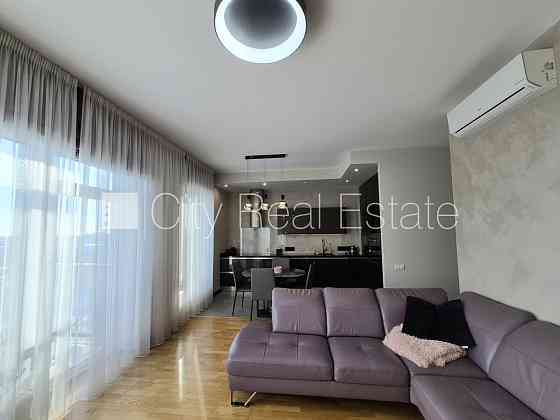 Дом во дворе, закрытый двор, лестничная клетка после капитального ремонта, Rīga