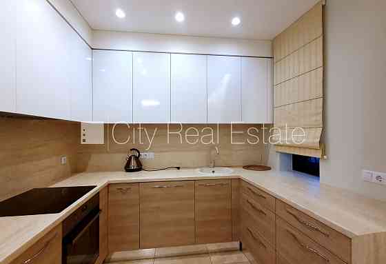 Новостройка, благоустроенная озеленённая территория, подъездная дорога покрыта Rīga