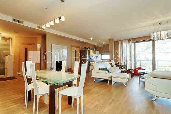 Благоустроенный озеленённый двор, подземная стоянка, во дворе детская игровая Юрмала