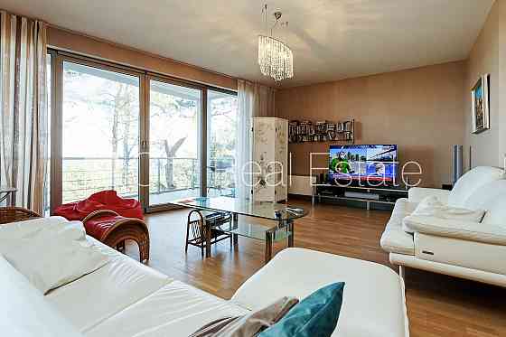 Благоустроенный озеленённый двор, подземная стоянка, во дворе детская игровая Юрмала