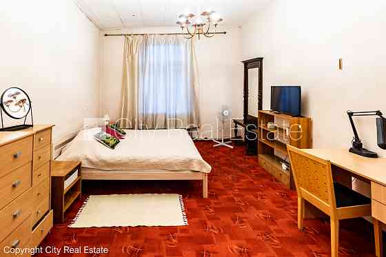 Дом во дворе, закрытый двор, вход со двора, лифт, окна выходят во двор, одна Рига