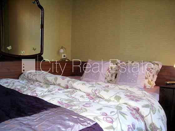 Фасадный дом, лифт, лестничная клетка после косметического ремонта, одна Рига