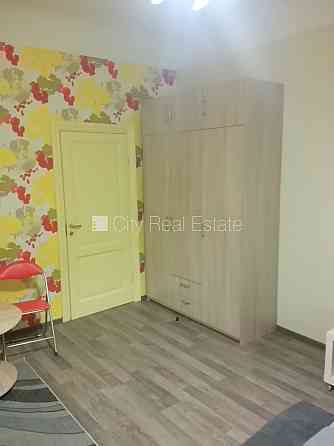 Фасадный дом, реновированный дом, благоустроенный озеленённый двор, закрытый Рига