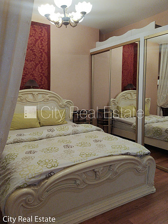 Fasādes māja, ieeja no ielas, ir lifts, kāpņu telpa pēc kapitālā remonta, studio tipa, Rīga - foto 18