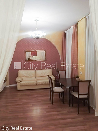 Fasādes māja, ieeja no ielas, ir lifts, kāpņu telpa pēc kapitālā remonta, studio tipa, Rīga - foto 15