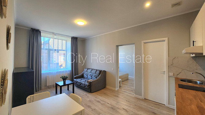 Fasādes māja, slēgts pagalms, iespēja nomāt autostāvvietu, ieeja no ielas, kāpņu telpa pēc Rīga - foto 13