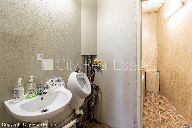 Фасадный дом, закрытый двор, места для нескольких машин, вход с улицы, лестничная Рига - изображение 17