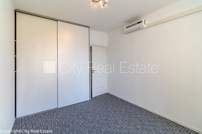 Fasādes māja, labiekārtots apzaļumots pagalms, bruģēts piebraucamais ceļš, slēgta Rīga - foto 10