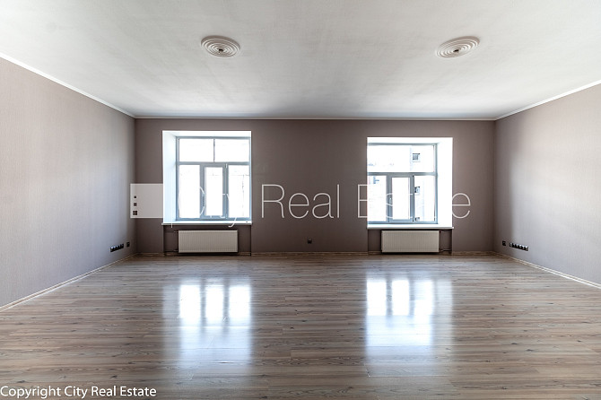 Fasādes māja, labiekārtots apzaļumots pagalms, bruģēts piebraucamais ceļš, slēgta Rīga - foto 3