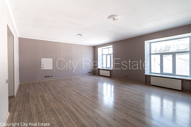 Fasādes māja, labiekārtots apzaļumots pagalms, bruģēts piebraucamais ceļš, slēgta Rīga - foto 1