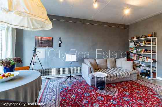 Фасадный дом, благоустроенный озеленённый двор, место для машины, вход с улицы и Rīga