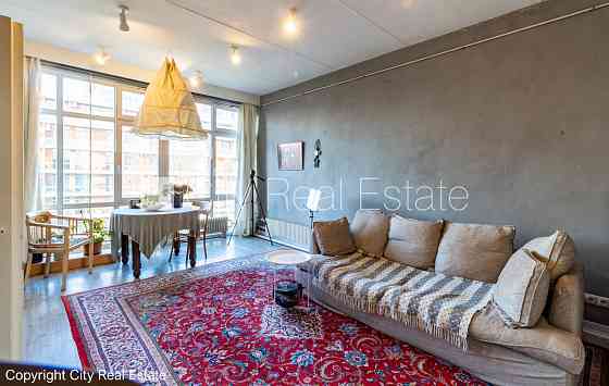 Фасадный дом, благоустроенный озеленённый двор, место для машины, вход с улицы и Rīga