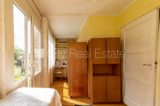 Дача, закрытая территория, место для машины, 2 шт. веранды, изолированные комнаты 4 Рига - изображение 12