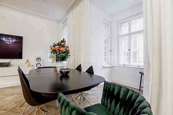 Фасадный дом, реновированный дом, закрытый двор, охраняемая автостоянка, вход с Rīga