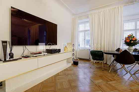 Фасадный дом, реновированный дом, закрытый двор, охраняемая автостоянка, вход с Rīga