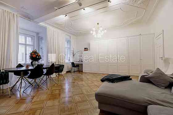 Фасадный дом, реновированный дом, закрытый двор, охраняемая автостоянка, вход с Rīga