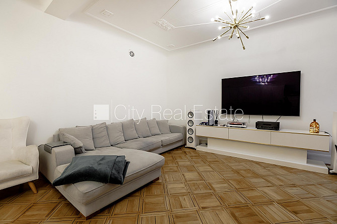 Fasādes māja, renovēta māja, slēgts pagalms, apsargāta autostāvvieta, ieeja no ielas, Rīga - foto 2