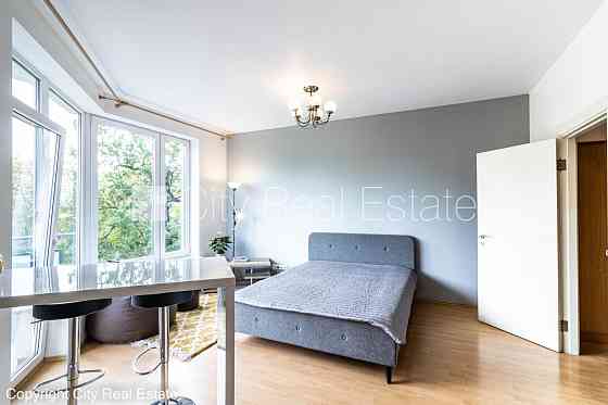 Фасадный дом, реновированный дом, вход с улицы, окна выходят в обе стороны дома, Rīga