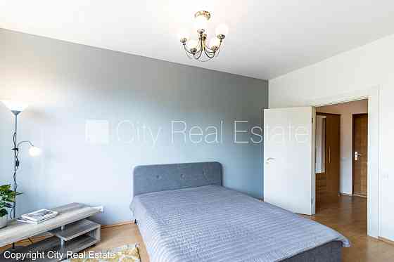 Фасадный дом, реновированный дом, вход с улицы, окна выходят в обе стороны дома, Rīga