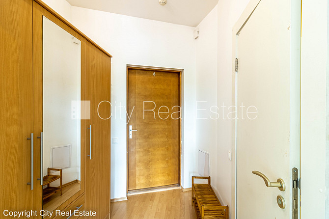 Fasādes māja, renovēta māja, ieeja no ielas, logi vērsti mājas abās pusēs, pilnā apdare, Rīga - foto 15