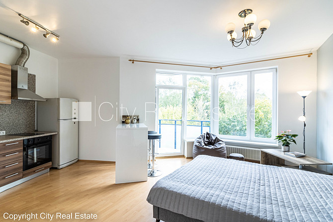 Fasādes māja, renovēta māja, ieeja no ielas, logi vērsti mājas abās pusēs, pilnā apdare, Rīga - foto 1