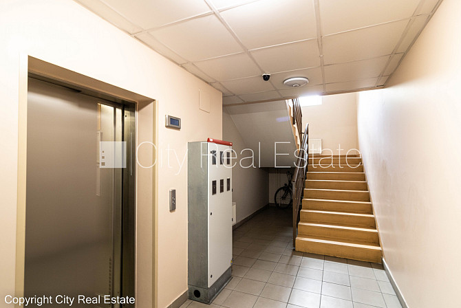 Fasādes māja, renovēta māja, ieeja no ielas, logi vērsti mājas abās pusēs, pilnā apdare, Rīga - foto 16