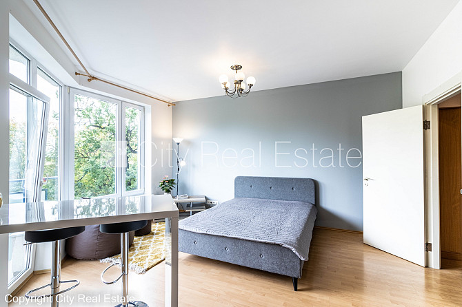 Fasādes māja, renovēta māja, ieeja no ielas, logi vērsti mājas abās pusēs, pilnā apdare, Rīga - foto 5