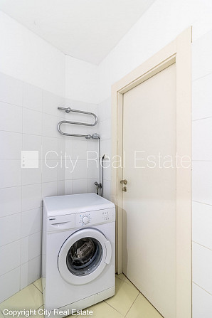 Fasādes māja, renovēta māja, ieeja no ielas, logi vērsti mājas abās pusēs, pilnā apdare, Rīga - foto 11