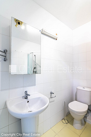 Fasādes māja, renovēta māja, ieeja no ielas, logi vērsti mājas abās pusēs, pilnā apdare, Rīga - foto 12