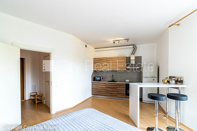 Fasādes māja, renovēta māja, ieeja no ielas, logi vērsti mājas abās pusēs, pilnā apdare, Rīga - foto 9