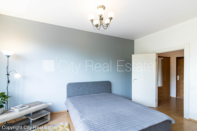 Fasādes māja, renovēta māja, ieeja no ielas, logi vērsti mājas abās pusēs, pilnā apdare, Rīga - foto 6