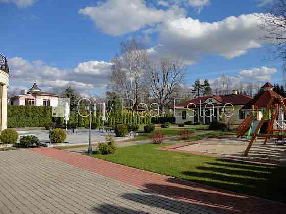 Благоустроенный озеленённый двор, подъездная дорога покрыта брущаткoй, гараж на Юрмала