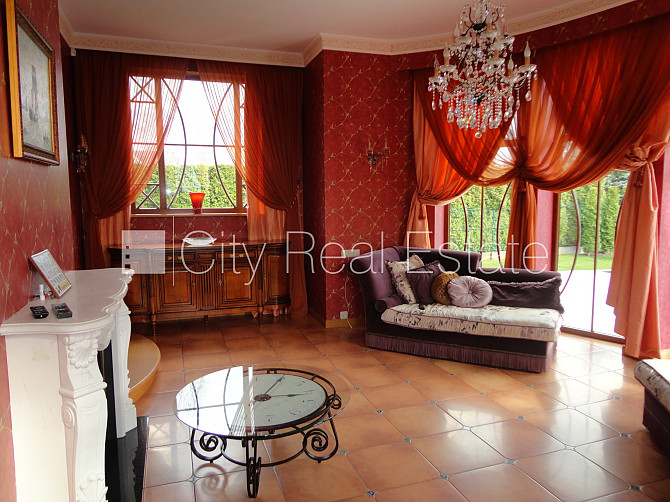 Благоустроенный озеленённый двор, подъездная дорога покрыта брущаткoй, гараж на Юрмала - изображение 5