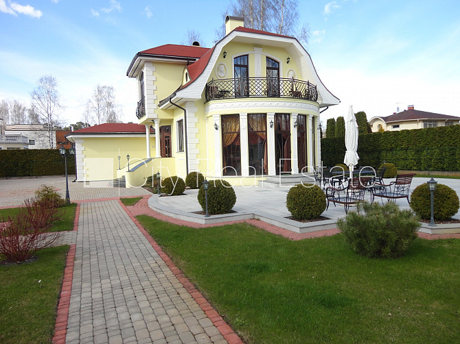 Благоустроенный озеленённый двор, подъездная дорога покрыта брущаткoй, гараж на Юрмала - изображение 1