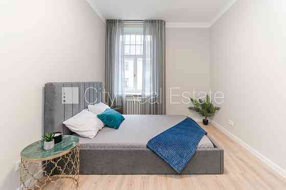 Фасадный дом, реновированный дом, закрытый двор, вход с улицы, лестничная клетка Рига