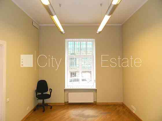 Фасадный дом, вход с улицы, лестничная клетка после косметического ремонта, окна Rīga