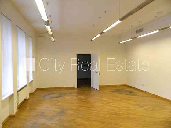 Фасадный дом, вход с улицы, лестничная клетка после косметического ремонта, окна Rīga